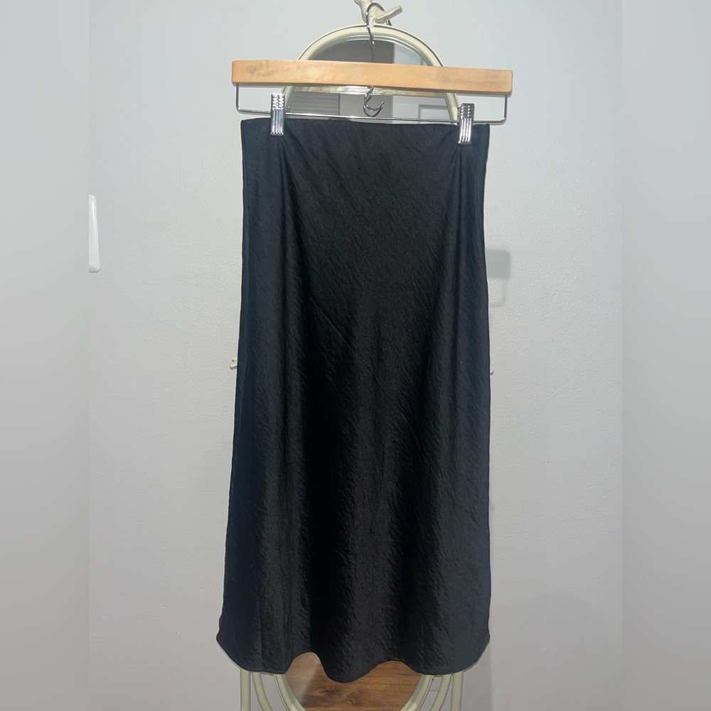 Cute basic black skirt! A wardrobe stable! Size small!